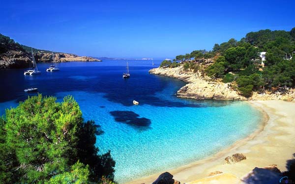 ÇİÇEK ÇOCUKLARIN İZİNDE IBIZA’NIN ÜNLÜ PLAJLARI