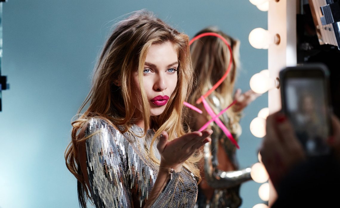 Dünyaca Ünlü Süper Model Stella Maxwell Max Factor’ün Yeni Yüzü Oldu